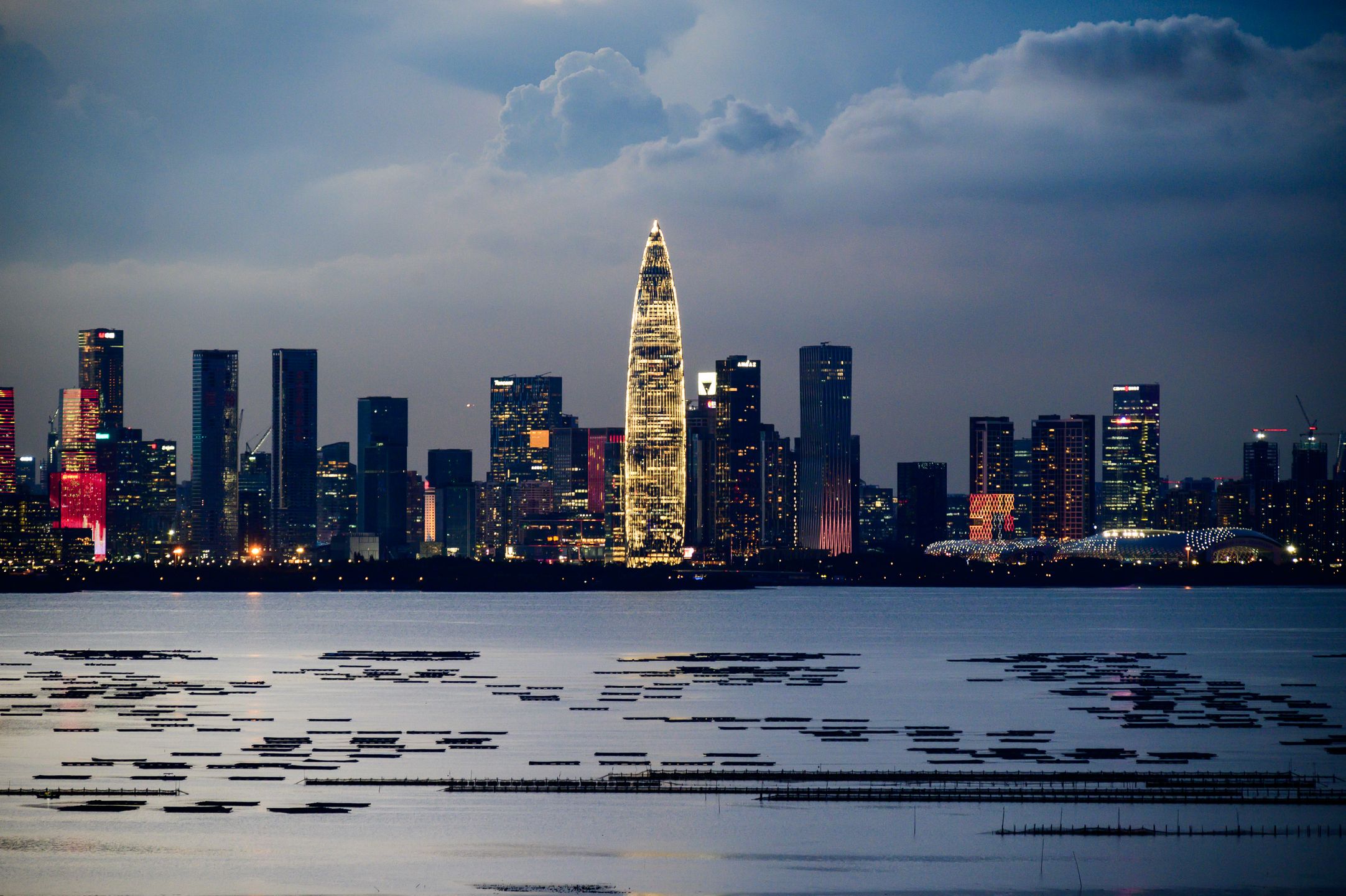 粤港澳大湾区滨水城市黄昏天际线